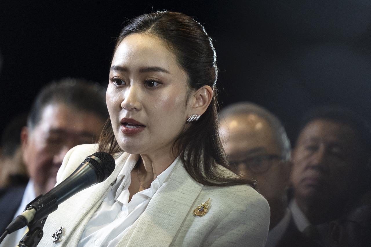 泰国国内局势混乱，他信父女派人喊话军方，请求对手“刀下留人”！在每周的议会例会