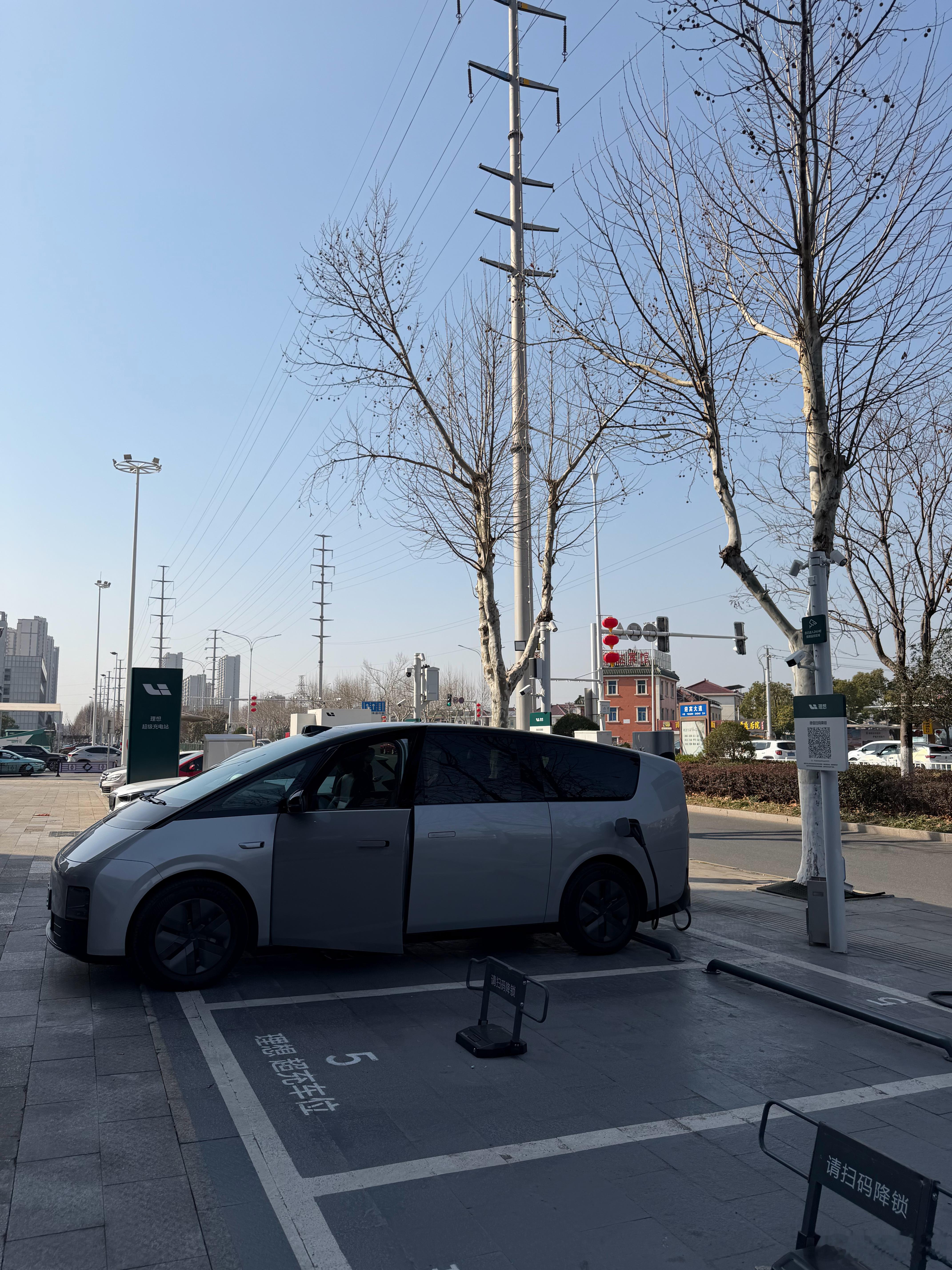 即使小地方没有5C，用4C充理想Mega也只需要十几分钟。爽