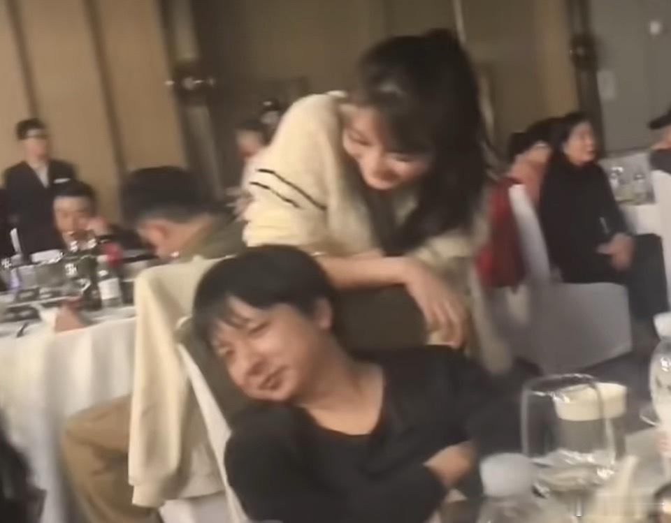 狗哥大婚，许久不见的430到场祝贺！和430有过一段故事的狐狸妈也来到了现场！在