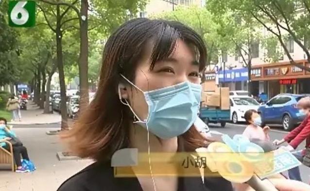 “冤不冤？”杭州，两名女大学生合租时，嫌弃窗帘旧脏便随手扔掉了，随后又自费300