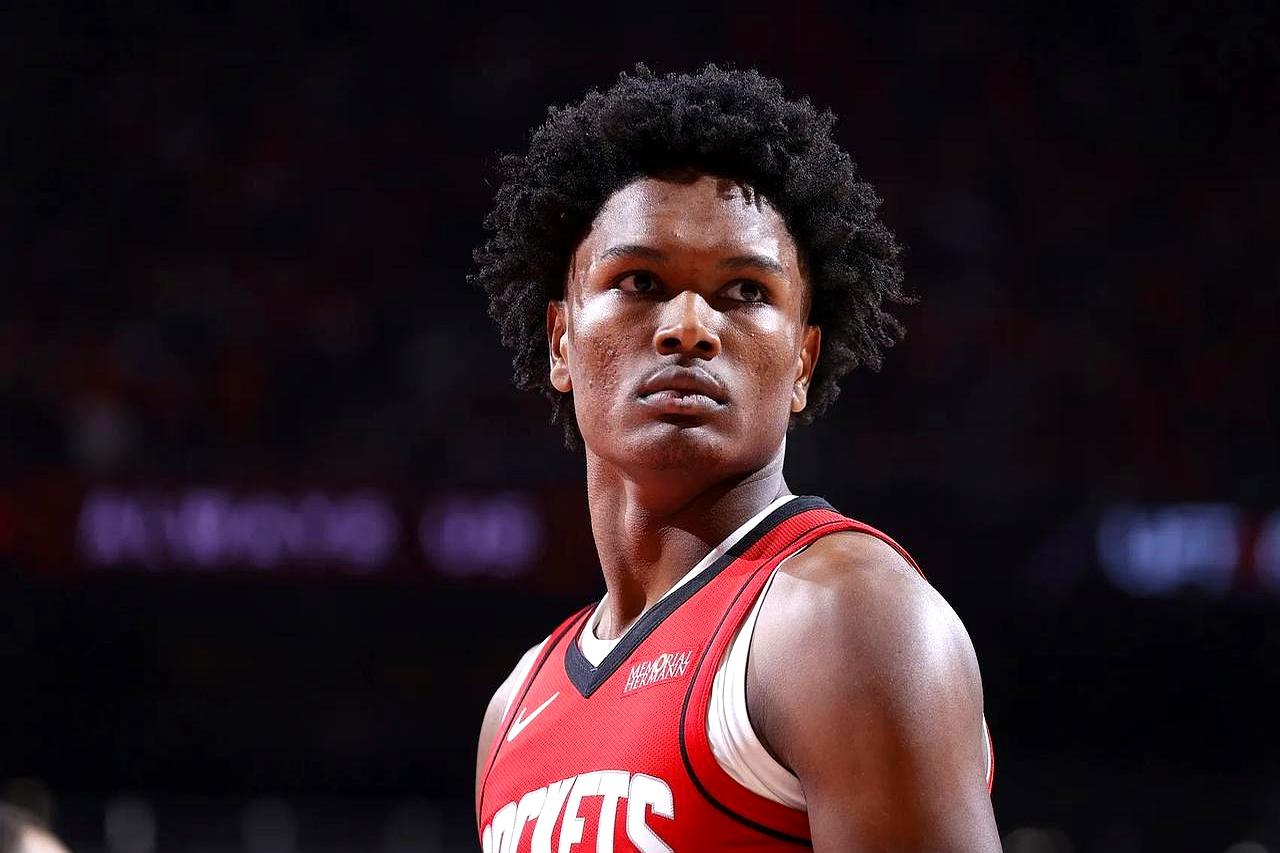 希望接下来的比赛继续火箭大胜太阳，阿门、狄龙发挥亮眼，奥科吉防守出色，乌