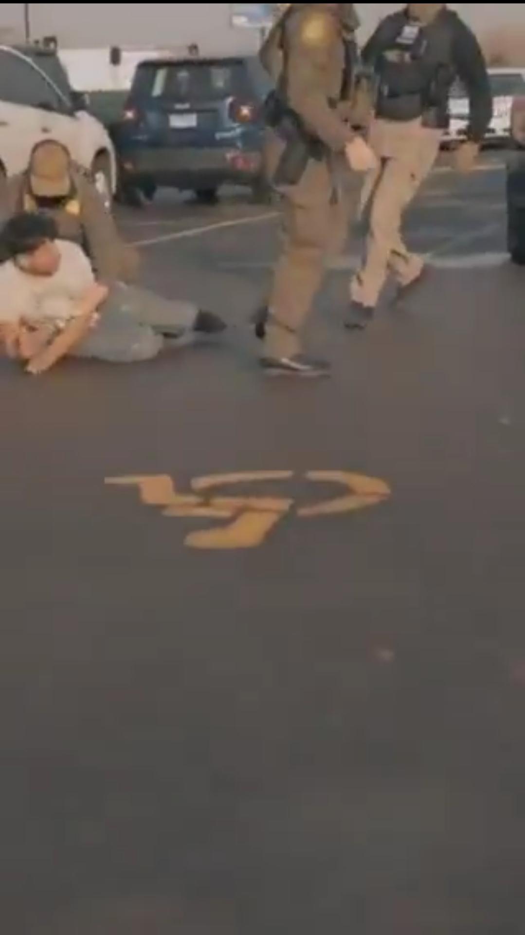 🔥突发新闻：边境指挥官格雷格·博维诺刚刚发布了一段震撼的视频，视频中联邦特工在