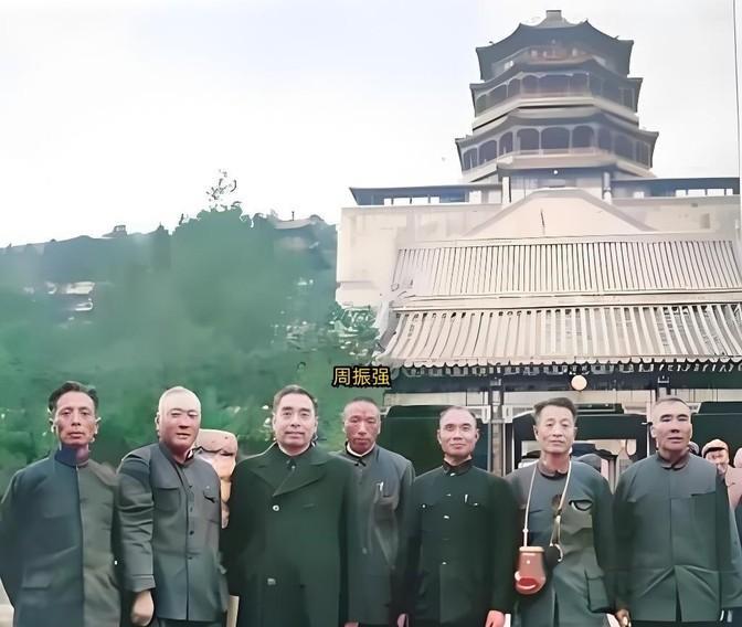 这是周总理与第一批获得特赦的原国军将领游颐和园时拍下的珍贵合影，这些人都是在解放