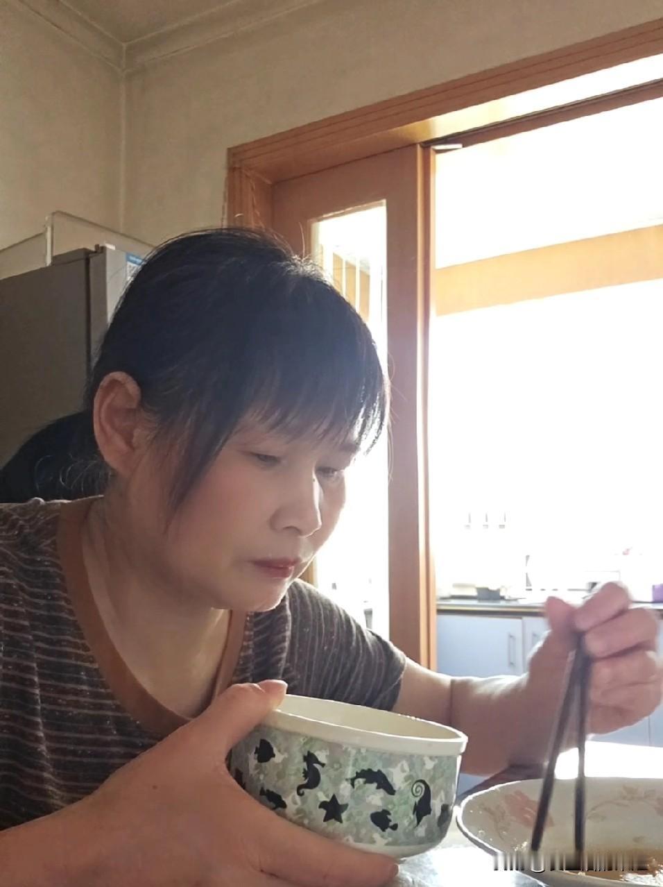 老公中午炒了一个菜，还挺有心。我是做家政的大姐今天比较忙，要收拾三家卫生，一
