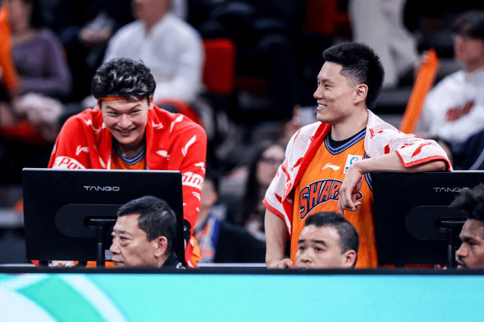 李弘权社媒晒图: 2025主场完美收官, 新的一年继续加油