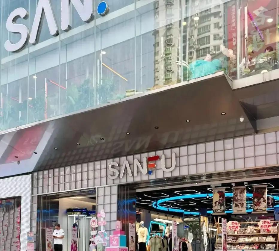 重庆一小伙穿便装溜进女友上班的酒店，前台妹子抬头问“先生需要帮忙吗”，他憋着笑报