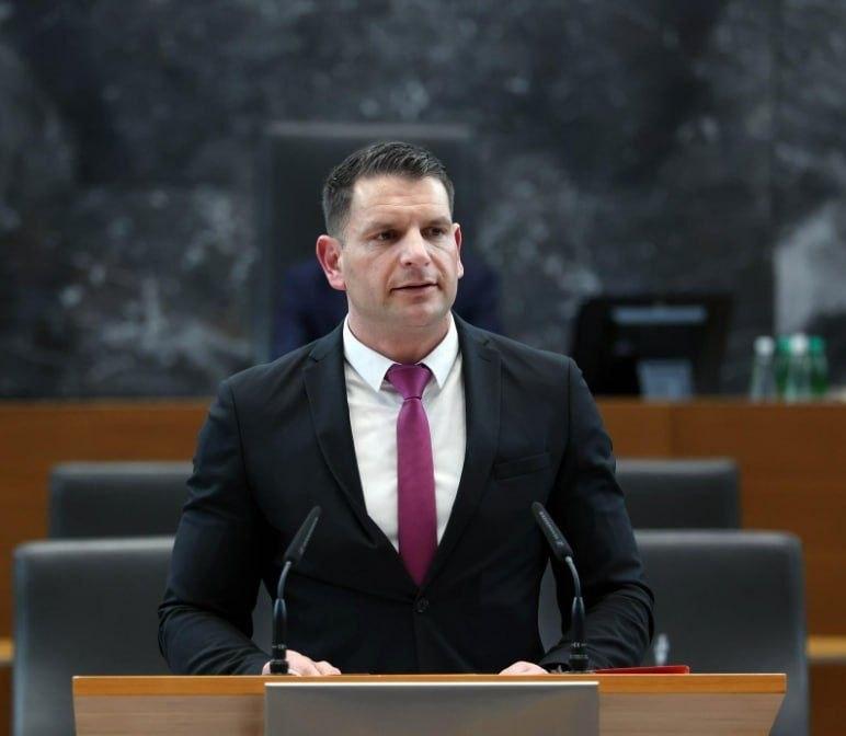 斯洛文尼亚新议长佐兰·斯特凡诺维奇放话了：之前承诺的退出北约公投，现在要兑现。同