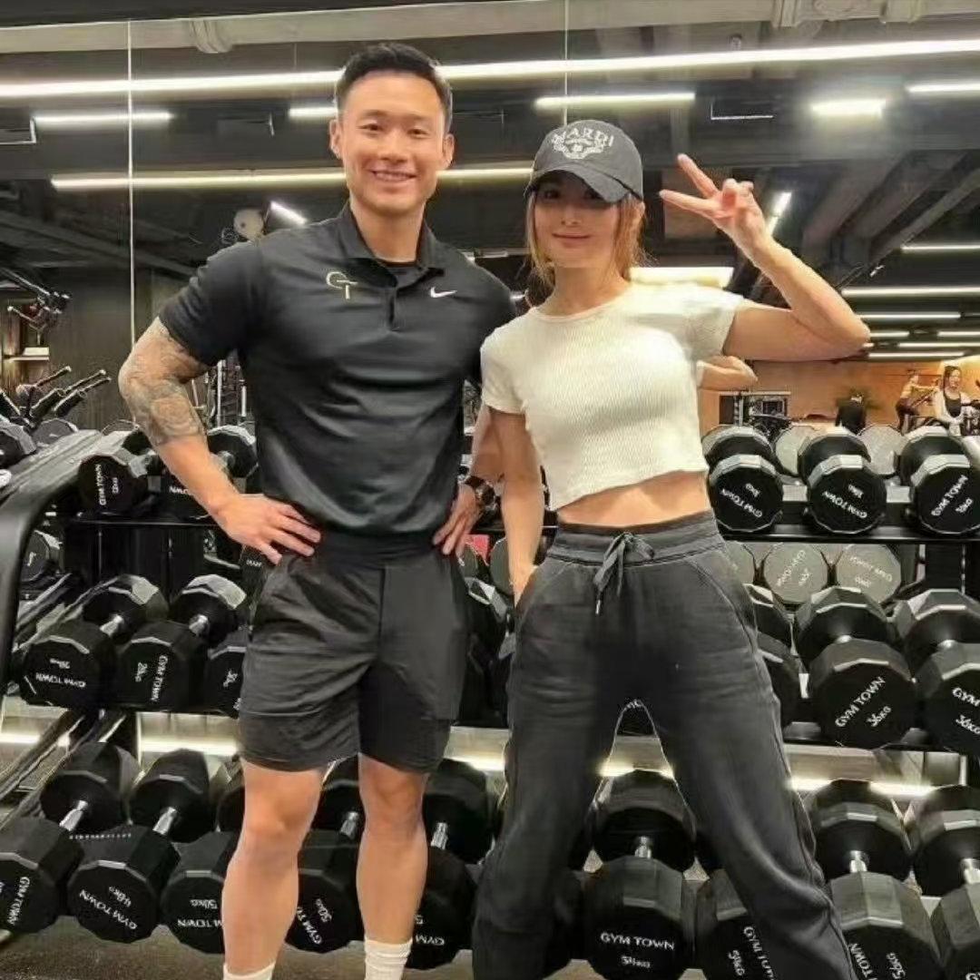 终于懂了，43岁的阿Sa为什么偏偏选了这个33岁的健身教练，原来这个男人不简单！