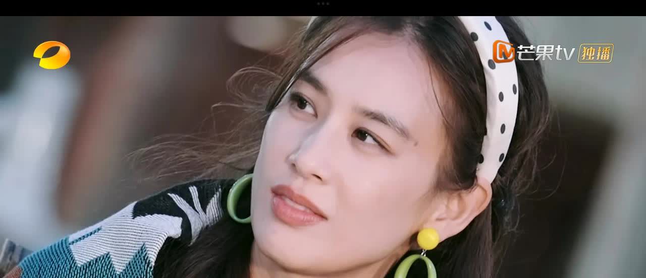 黄圣依真的被杨子下降头了吧今天的《是女儿是妈妈》节目爆出，黄圣依当年和杨子结