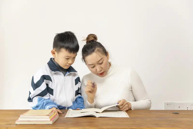 教育孩子，家长和老师都至关重要。父母是孩子的第一任老师，对孩子影响极大。《三字经