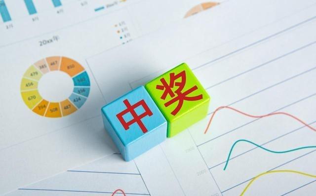 美国资本家处处压榨彩民。近日，美国一彩民中奖超18亿美元彩票，但是如果选择一次性