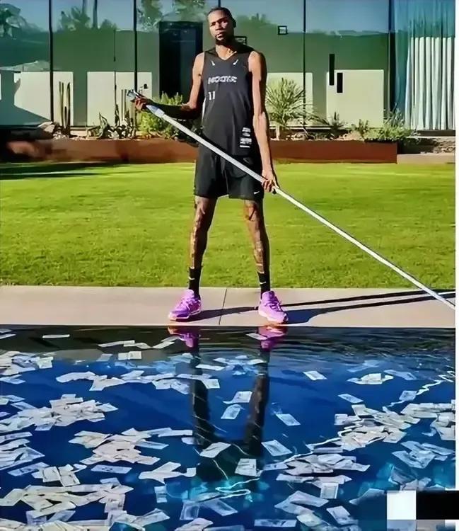 杜兰特一身铜臭，想洗干净都难！杜兰特拥有约60亿人民币，因钱太多，高调“洗钱