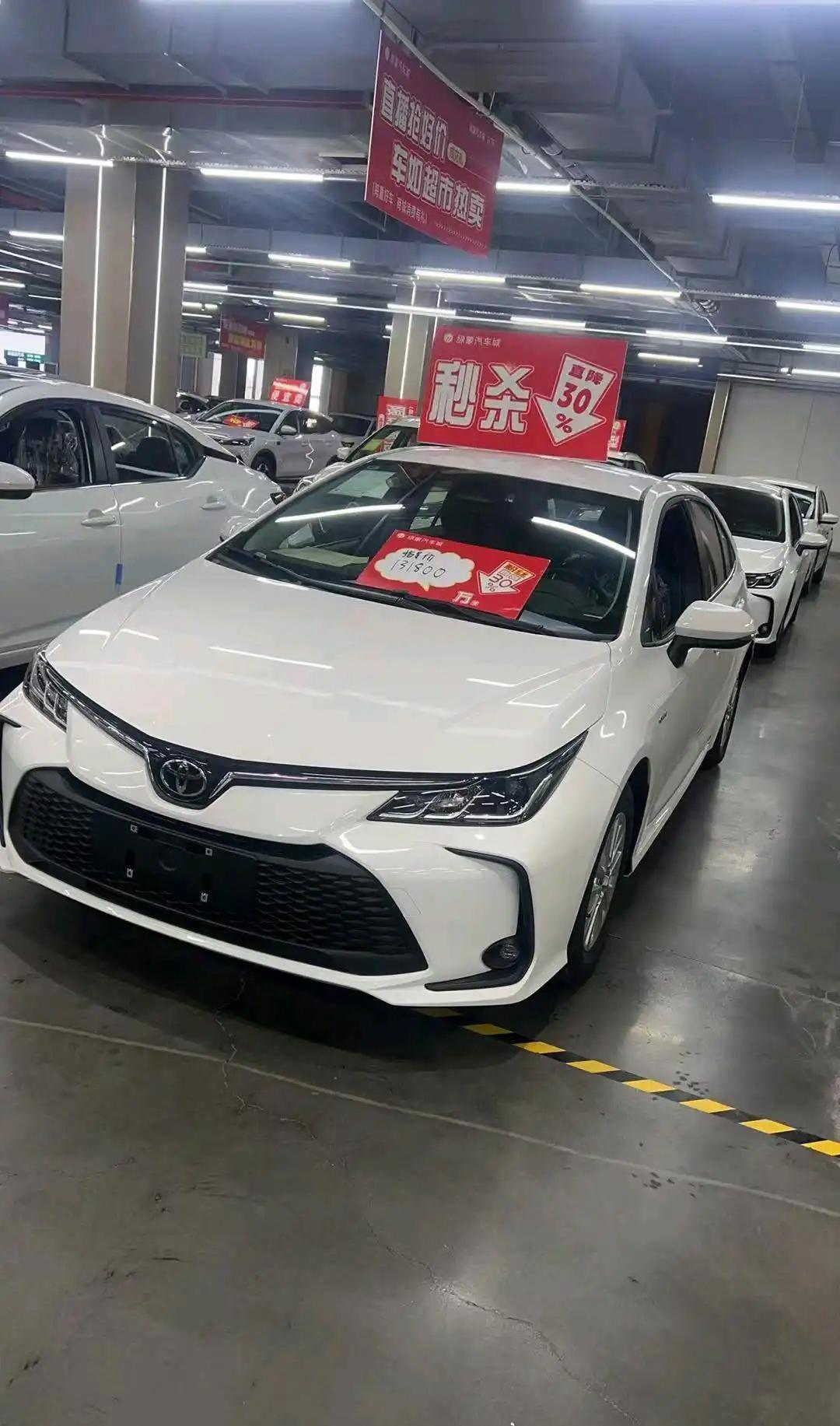 网友：我开的就是卡罗拉，这车子优点还挺多的。外观近距离看挺靓，很吸引我。动力也足