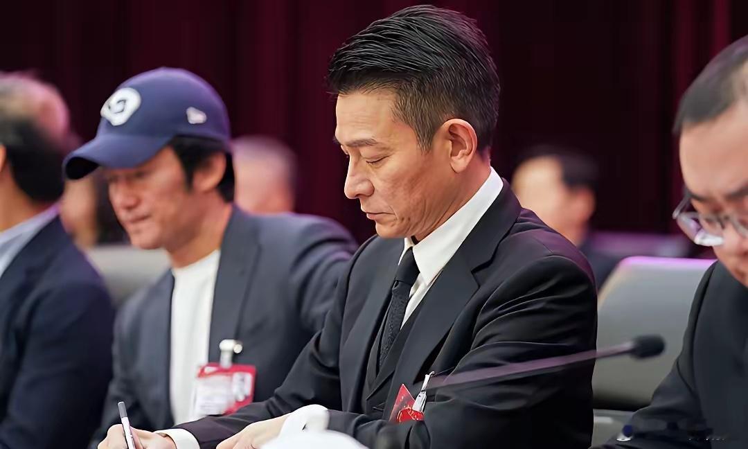 刘德华再上央视《新闻联播》冲上热搜！央视画面里，刘德华西装革履，精神状态爆满，这