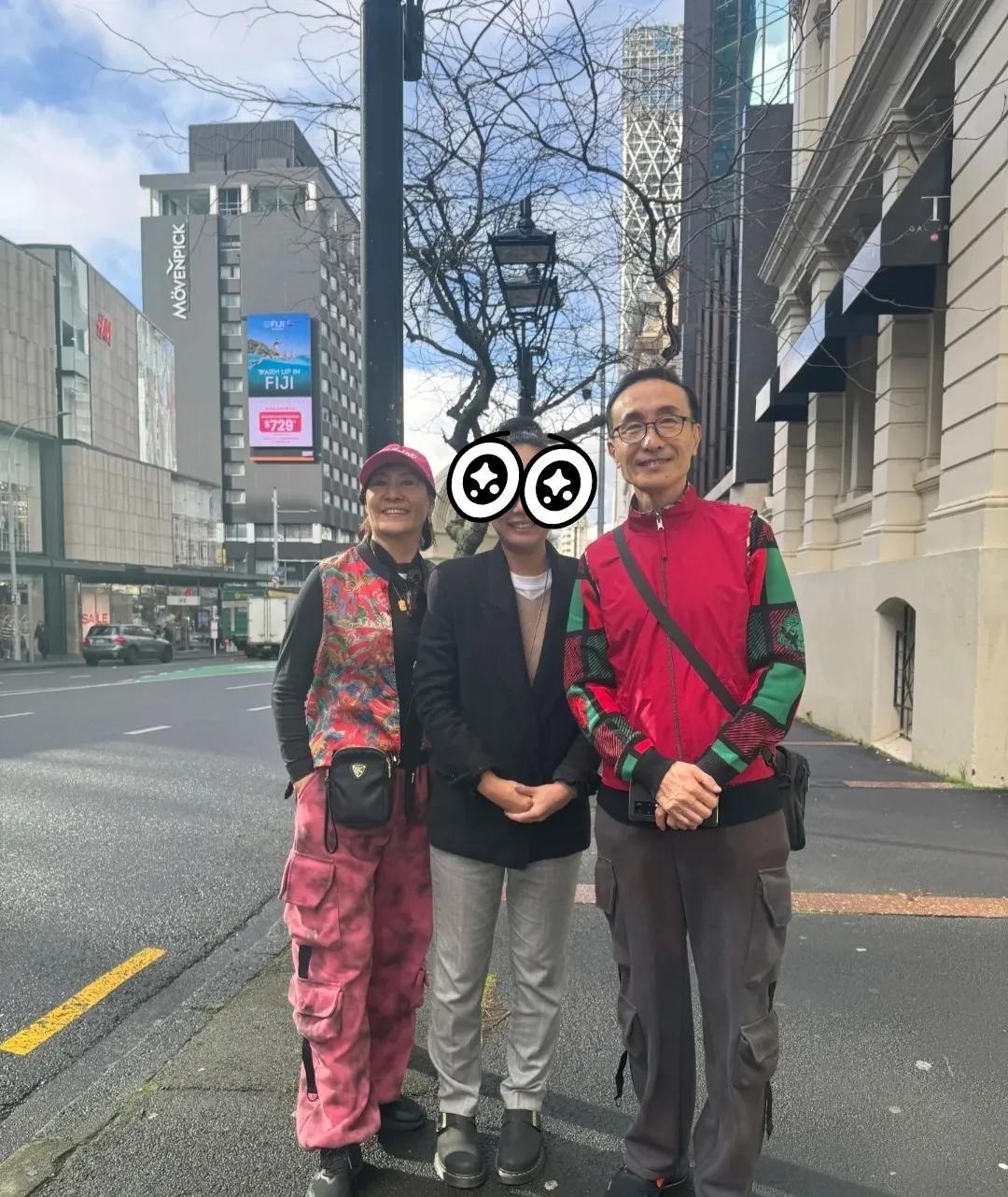 哇！新西兰街头遇见了巩汉林夫妻俩！俩人的穿搭很有意思，红配绿很显眼，不仅很潮，