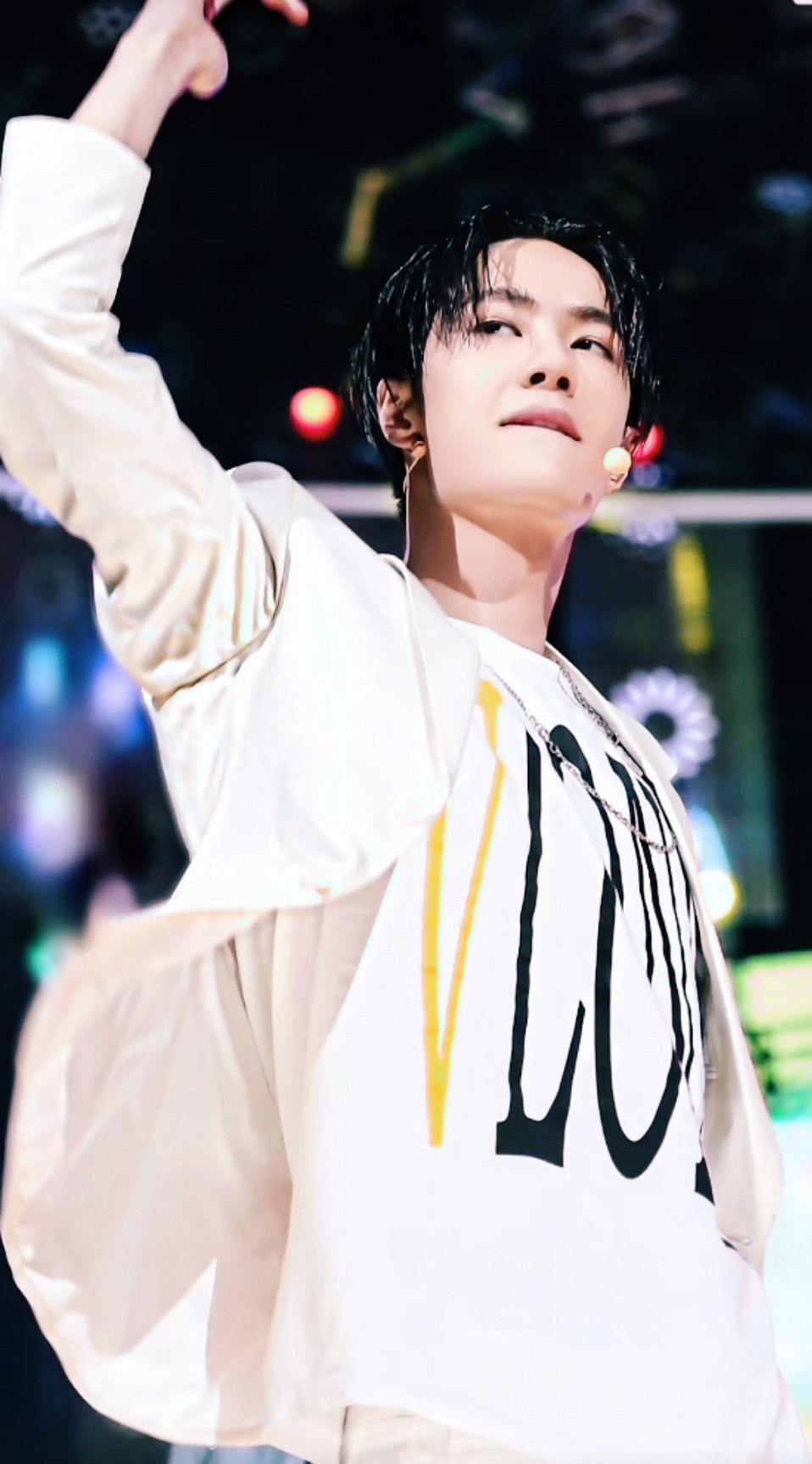 图一是我用的第一张王一博壁纸，你们第一张是……？