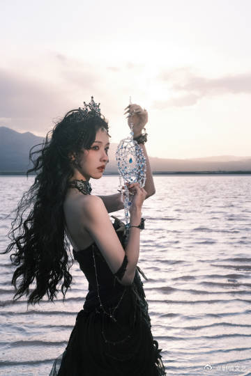 陈都灵深海女王风低马尾干净利落，把C位全留给裙子！陈都灵懂美，更懂“留白”的高