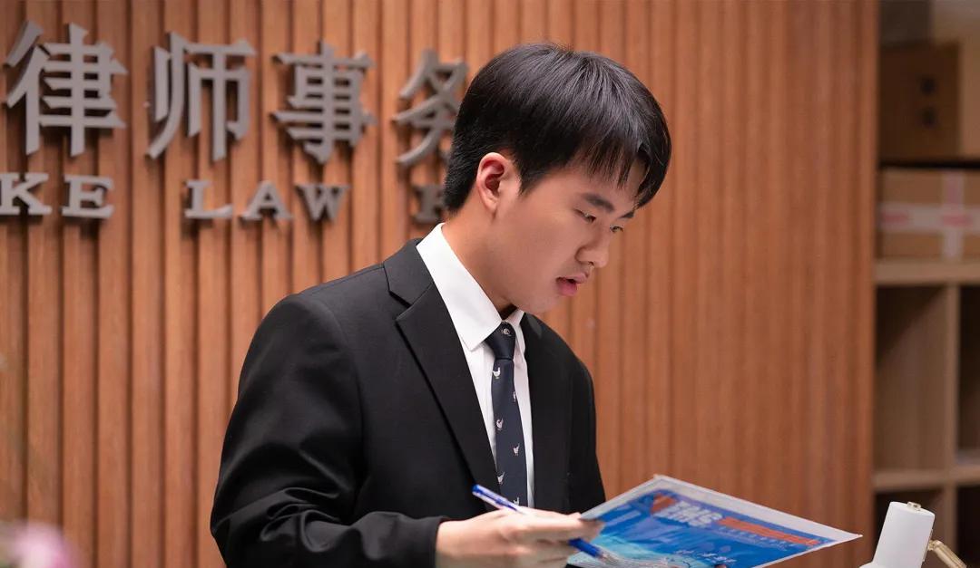 村里有俩男孩，都是学法学专业的。一个考进了杭州某检察院。混得还行。一个在律
