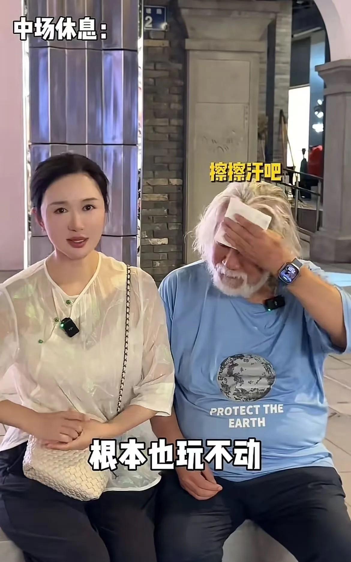 74岁的张纪中，带着娇妻和4个孩子去国外旅游，为了证明自己体力好，还能再生5胎，