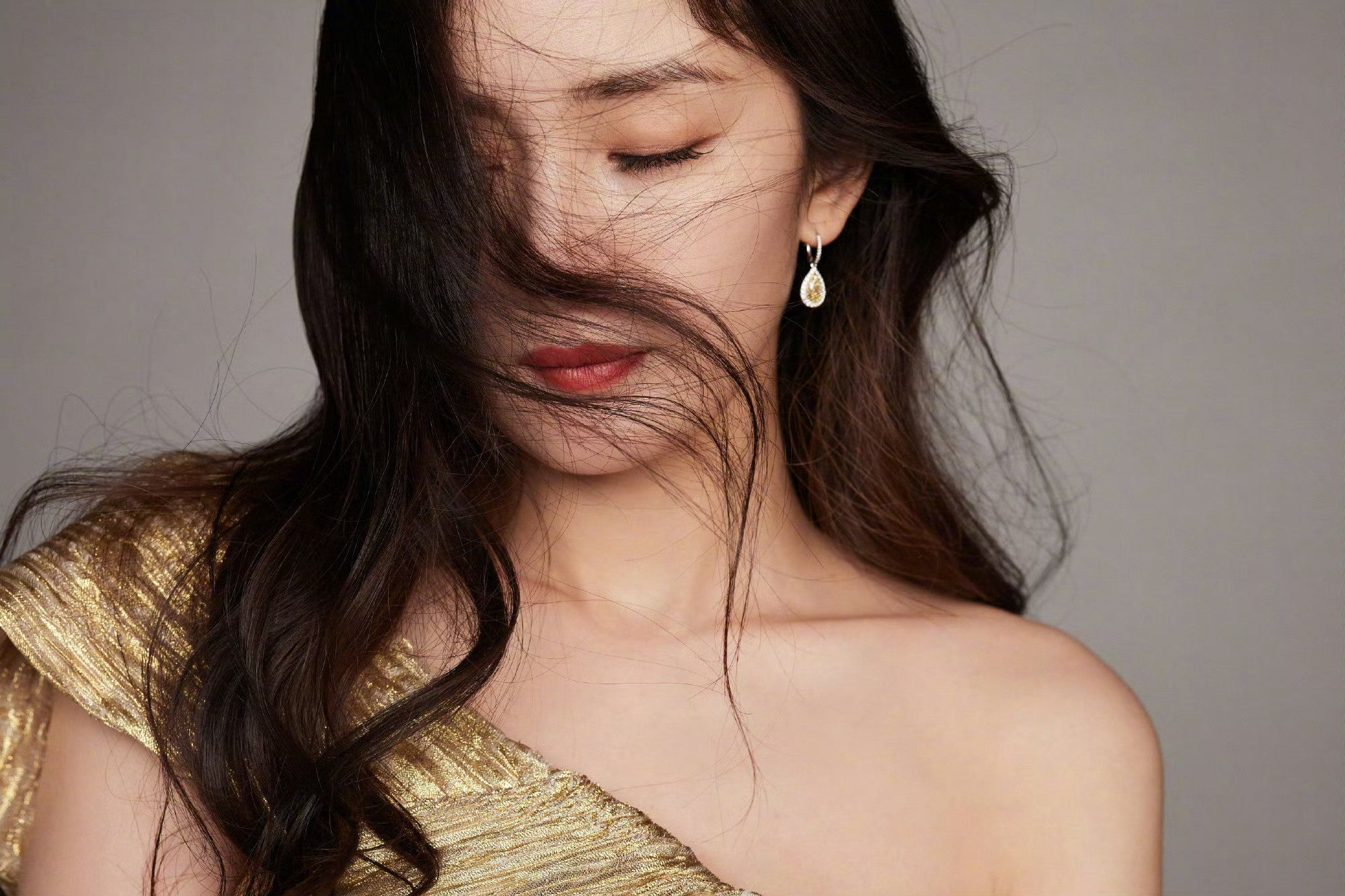 杨幂香槟色礼服，明艳大美女💛