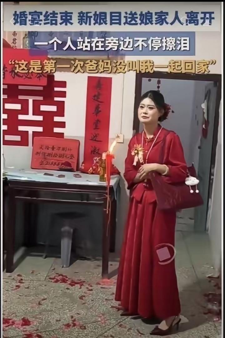看酸了，重庆婚宴散场的一幕让人心里五味杂陈。婚宴结束，地上还留着鞭炮碎屑，墙上大