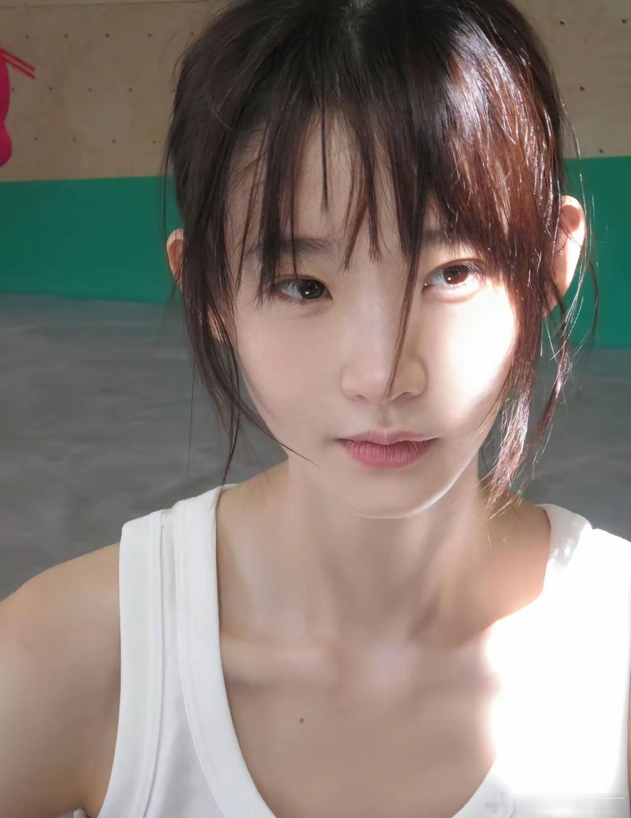 演员张艺凡，太拼了！近日，看到张艺凡的室内攀岩照，很多网友惊呼：第一次知道，原来