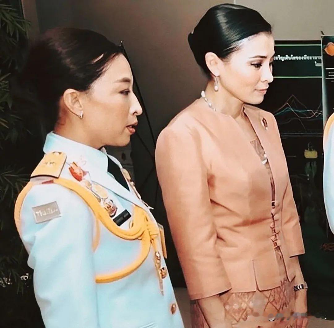 苏提达王后挺高的，她比不矮的长公主还高出半个头，她身材蛮不错的。