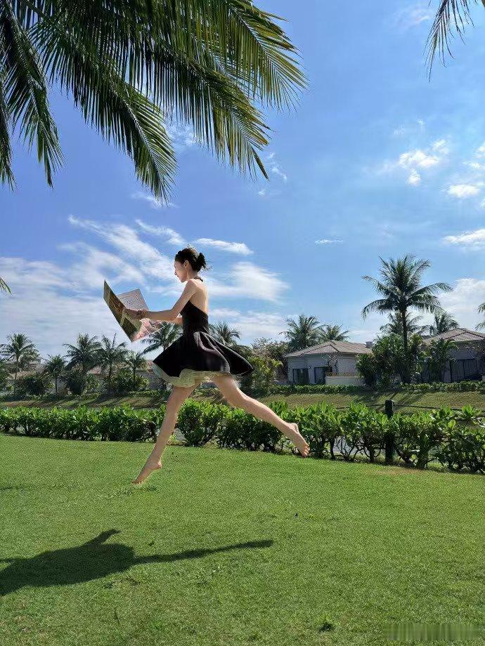 彭小苒露背一张比一张哇噻新年伊始，彭小苒露背照强势来袭！每一张都美得冒泡，美背