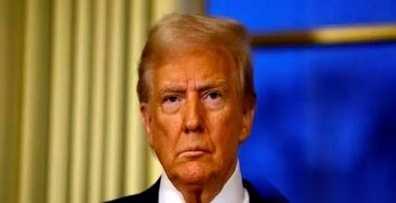 美国国债这事，现在有点不对劲了。账面上明晃晃挂着39万亿美元，但特朗普的眼神，