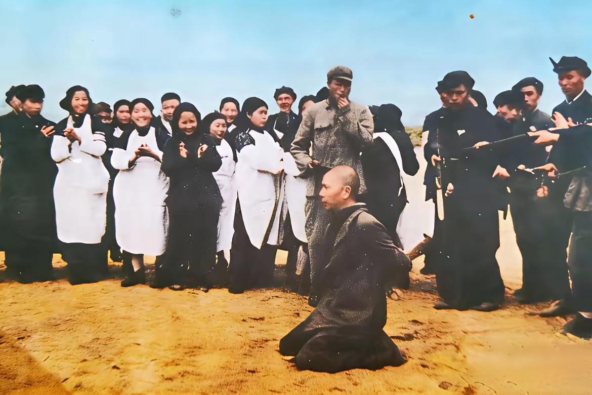 1950年，重庆毛纺厂的一场公审大会后，特务徐君模被押赴刑场，执行枪决。镜头记录