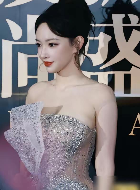 程潇这绝对就是标准的“沙漏型”身材吧！没想到内娱年轻的女演员里居然还有一个身材这