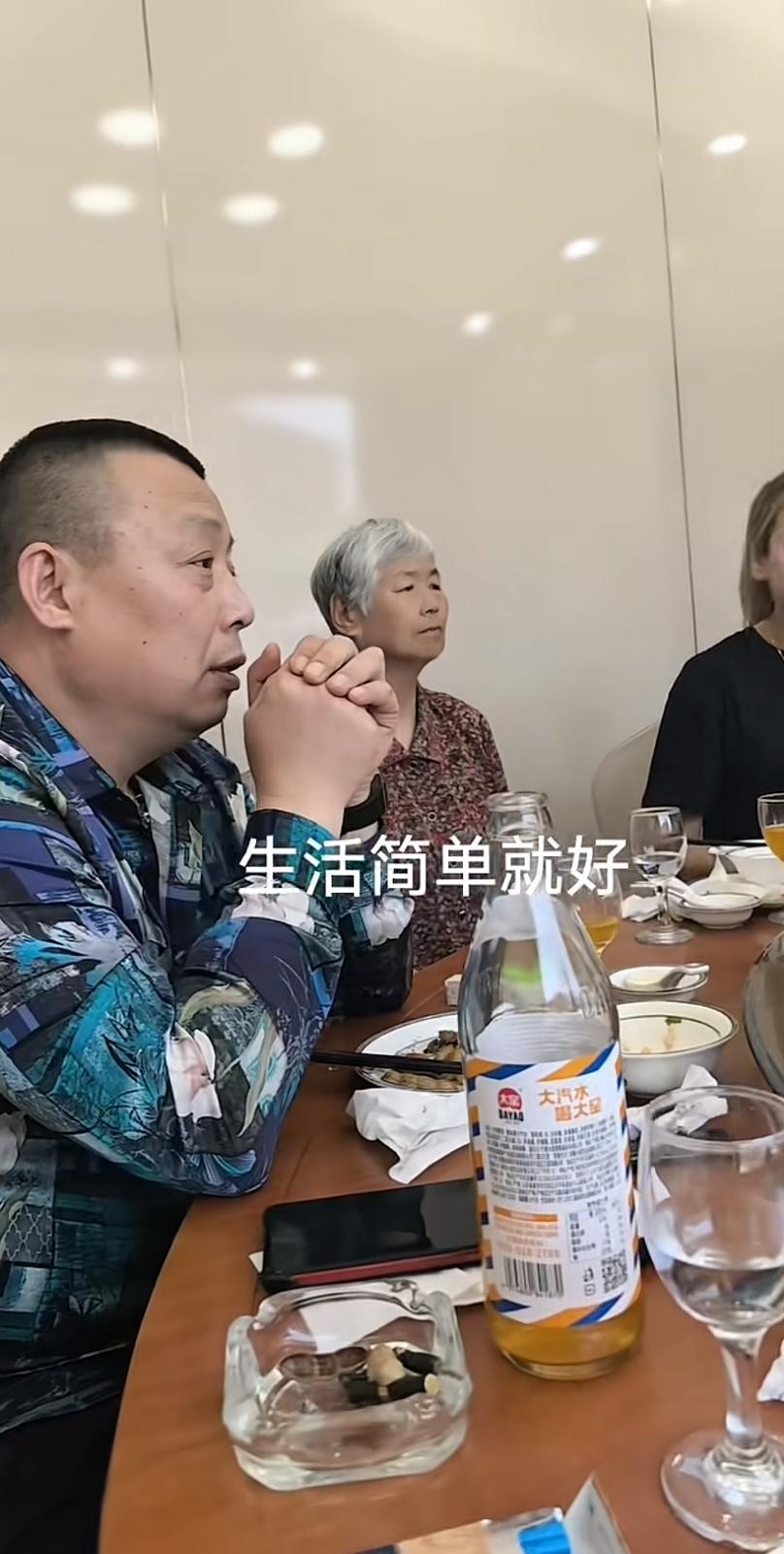 苏B仁义大哥，无锡光哥，去看望落难兄弟的母亲，百忙之中，他始终惦念着自己的结拜好