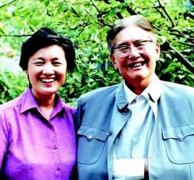 1985年，乔冠华归葬故乡盐城遭到拒绝，妻子章含之无奈之下找到一个人帮忙，此人在