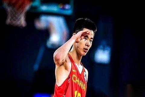 中国男篮的名单上，划掉了一个名字：庞峥麟。据说，他是我们后卫里，第一步启动最快