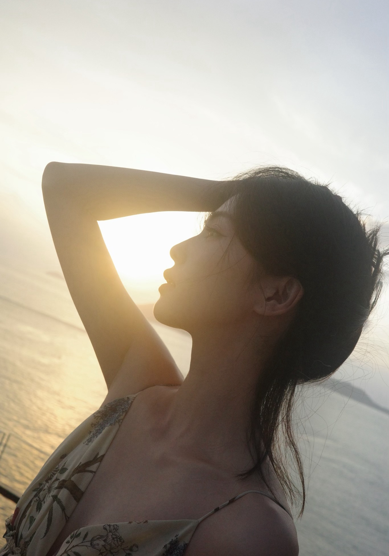 白鹿宣传欧豪兵自风中来白鹿，海边夏日裙装，比海风还温柔的白梦妍。白鹿
