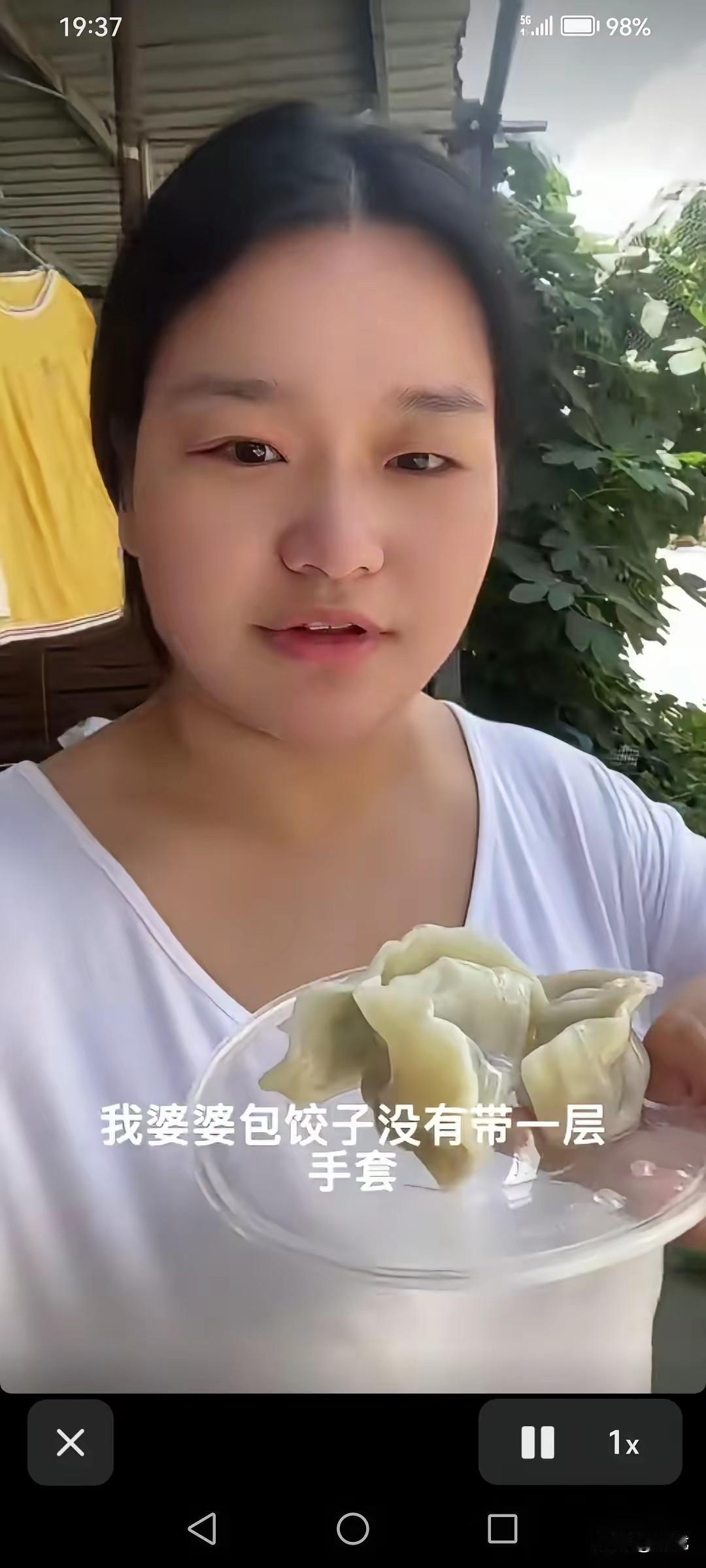 婆婆包饺子没戴手套，儿媳不吃直接喂狗，细品有点不对劲！很多网友看完视频都在