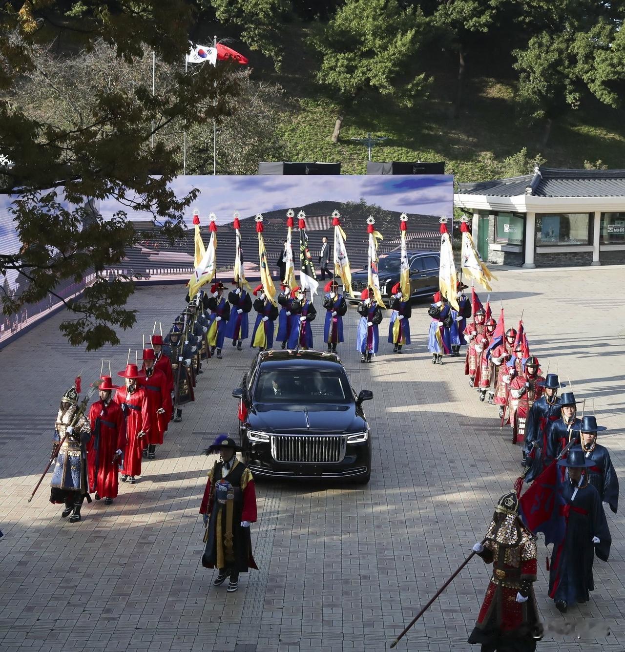 韩国用古代仪仗隆重欢迎了中国、美国两国领导人，这是韩国最高等级的仪仗。韩国这种复