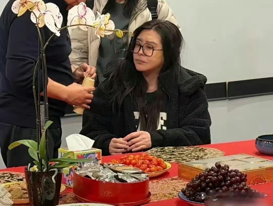58岁王祖贤被拍。面部好臃肿完全认不出来了