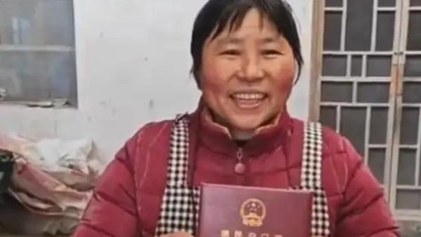 为她高兴！江苏宿迁女子张凤英三十多年前由村里代办户口时，被按“妇随夫姓”习俗登记