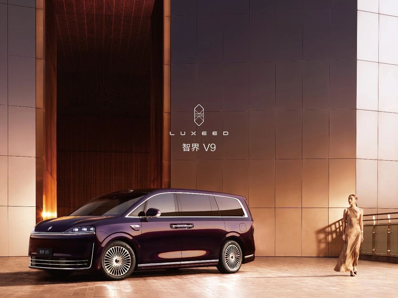 智界V9从造型到颜色到宣传图片，都是商务、高贵的感觉，很有高档感。享界MPV估计