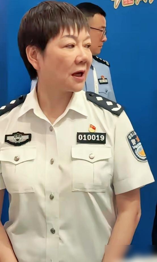 网上总有人瞎起哄，说现在白衬衫警察满大街都是，警衔跟买菜似的说升就升。我前几