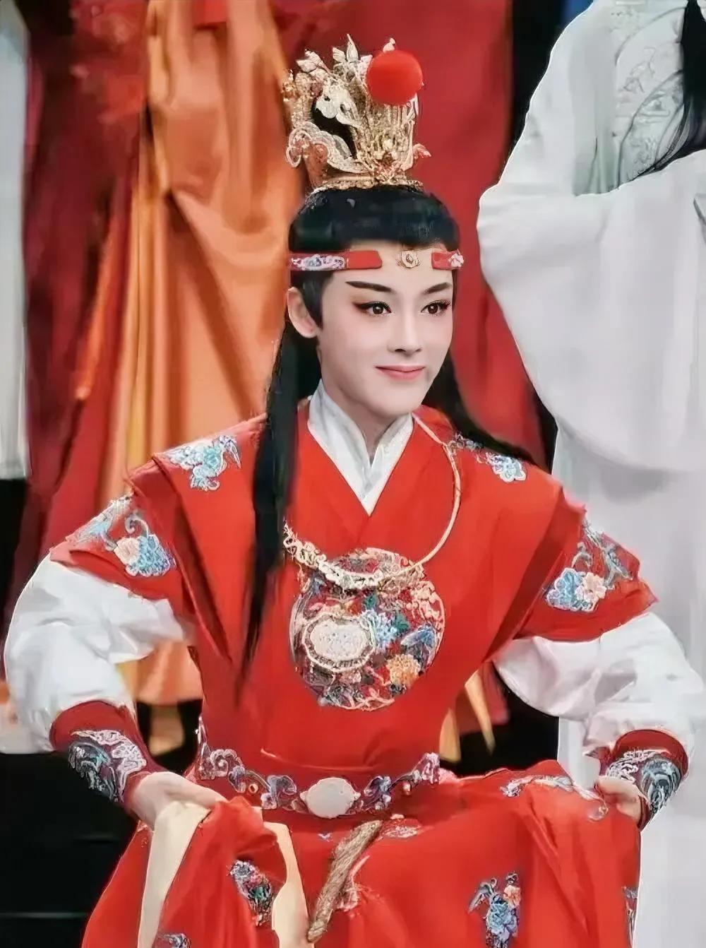 怪不得央视在这个风口也要力挺陈丽君不是因为她是年轻一代的戏剧演员也不是因