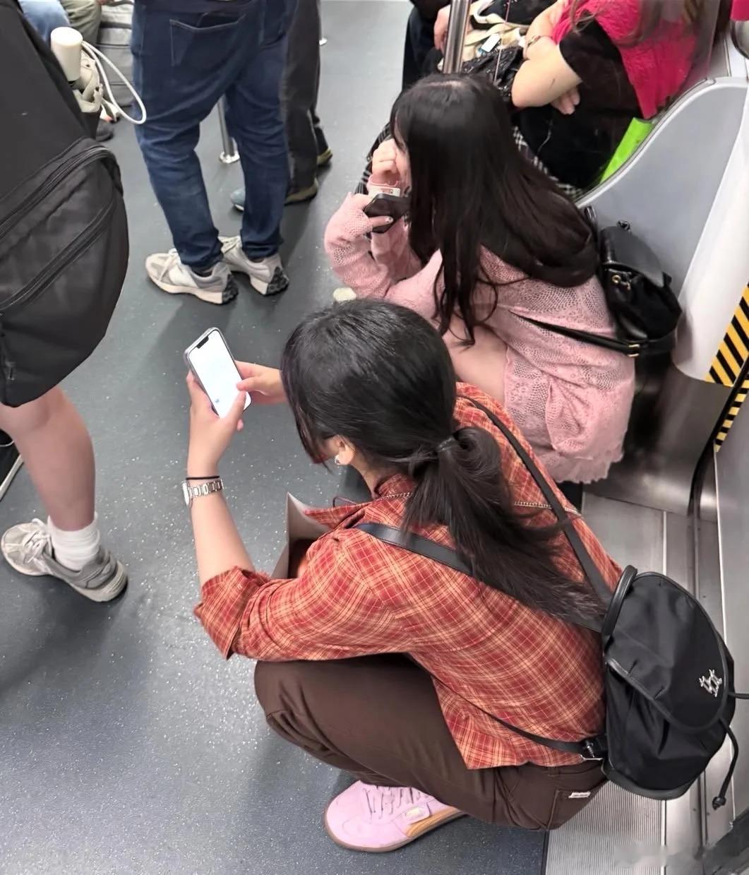 港媒：内地客怨无凳坐要蹲街！网民反轰30块都不肯花HK港生活报道，一名内地游客发
