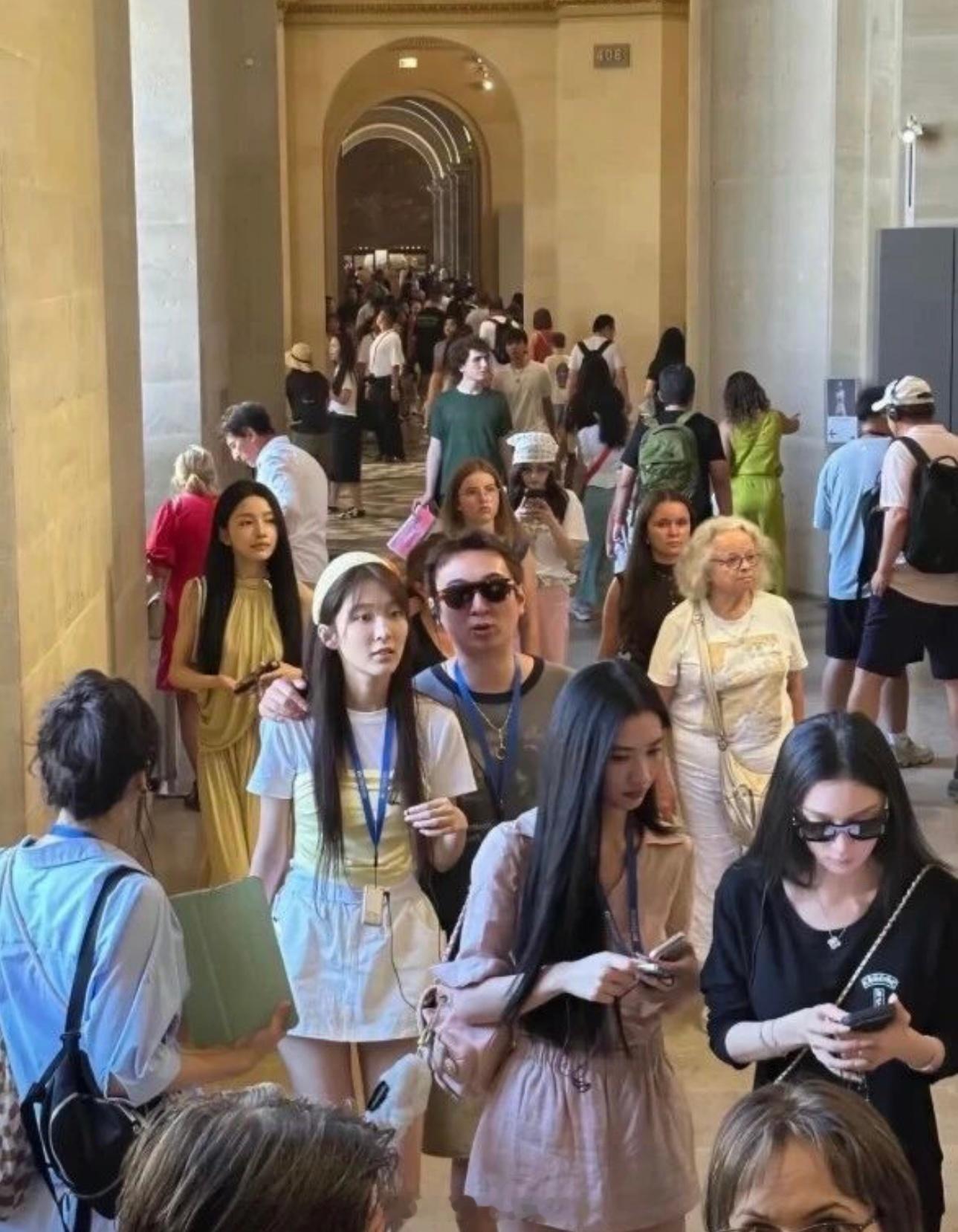 王思聪一边密集投资了6家国内的企业，一边带着女友们畅游欧洲，这算不算商业生活两开