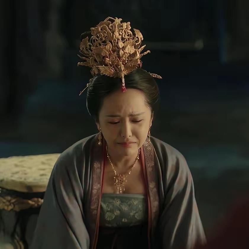 宋仁宗是个挺别扭的男人。他在原配皇后郭氏陪在身边的时候，不喜欢她，对她横眉冷对