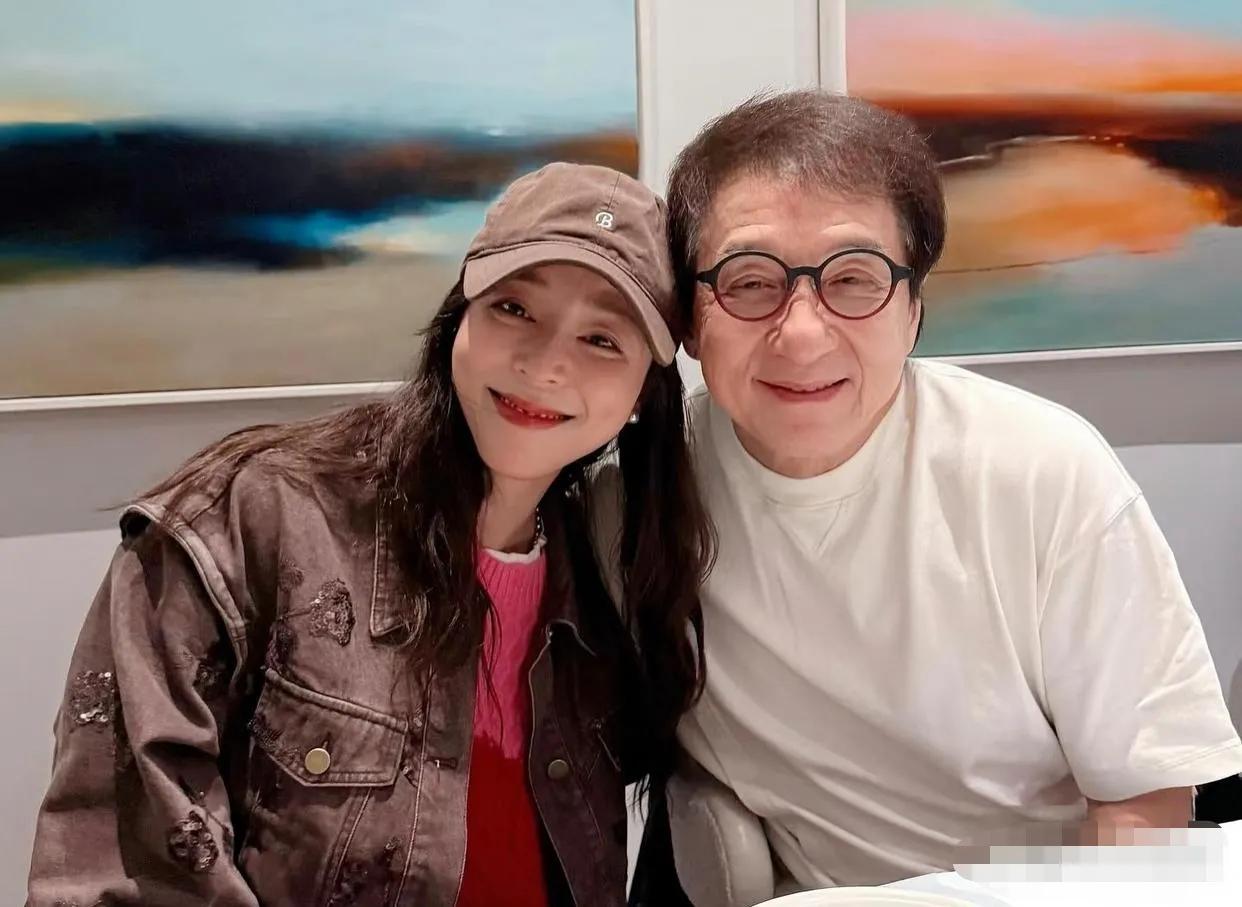 71岁成龙状态不错,国外与张静初勾肩搭背,关系非比寻常!有一说一,之前还真不