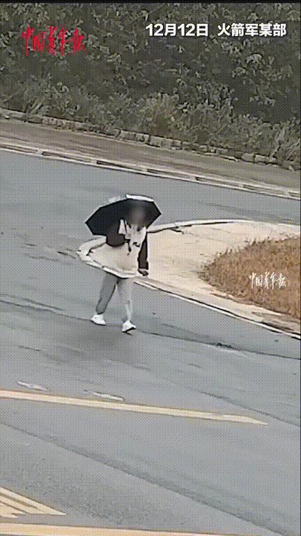 一个女孩走在路上突然觉得身体不舒服，就直接往附近的部队营区方向走。快走到门口时她