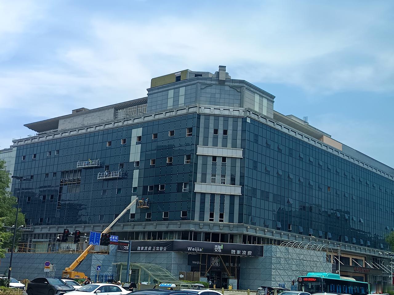 西安东大街改造项目正在推进。在酷热天气下，中午12点30分，工人们仍在建筑外立面