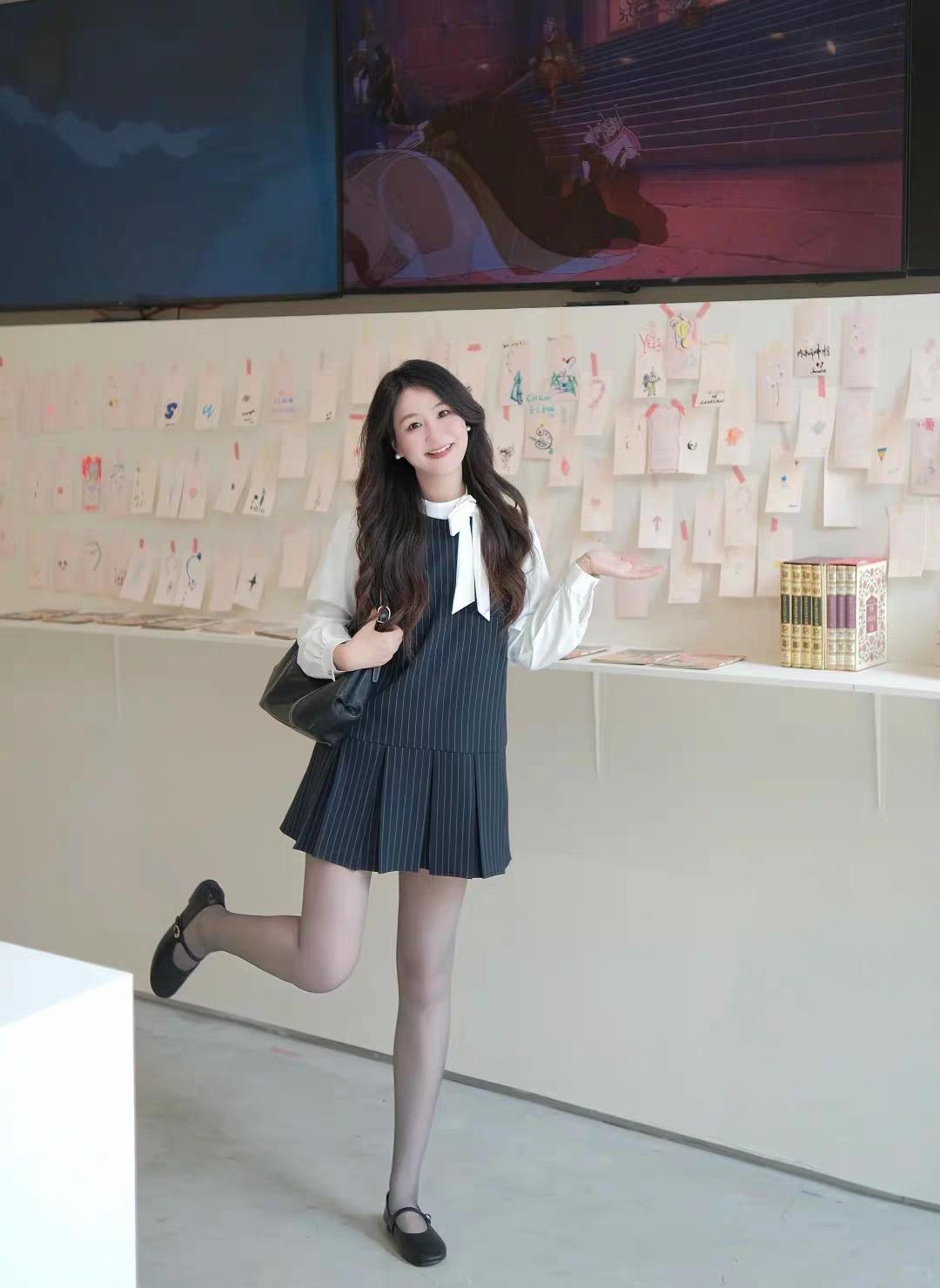新来的女同事，灰丝时尚穿搭，美极了！你喜欢的丝袜美女丝袜穿搭职场丝袜穿搭时