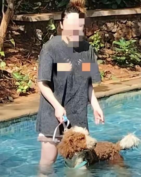 三亚女子带狗进泳池洗澡，态度还格外嚣张，终于有人出手治她了：这次宠物洗大澡，费用